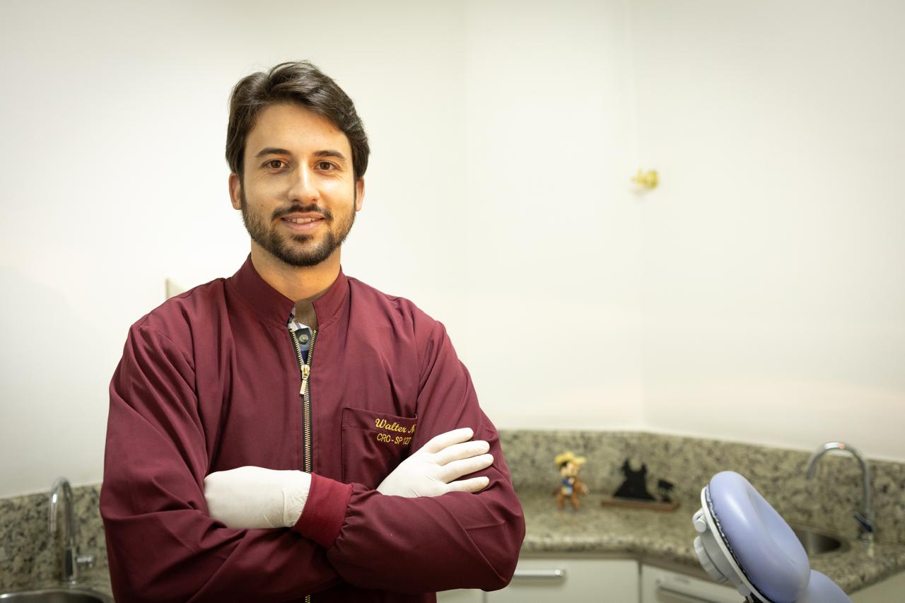 Dr. Walter Neto no consultório de endodontia