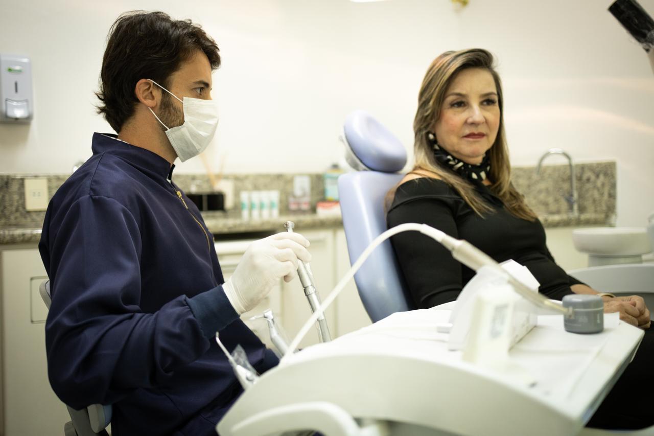 Dr. Walter Neto atendendo paciente em urgência odontológica